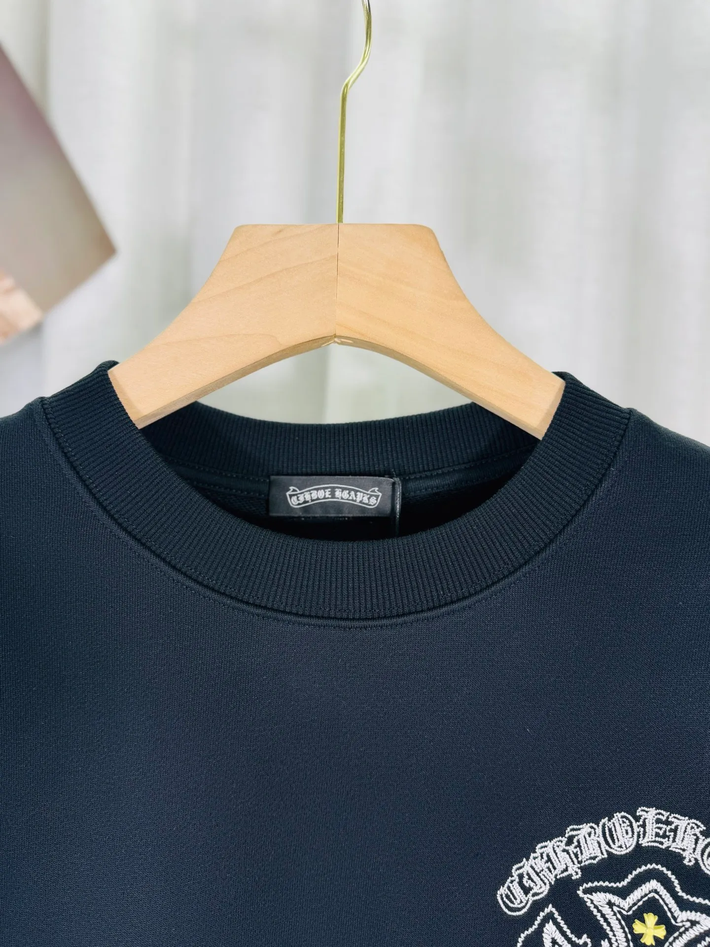 P260 top version, real shot without P, ​​different from market currency) 𝗖𝗵𝗿𝗼𝗺𝗲 𝗛𝗲𝗮𝗿𝘁𝘀/Cro Heart 2025 washed patch embroidery autumn and winter new original single counter American laser burnt 3D three-dimensional color embroidered couple casual sweatshirt 👑The highest version! Customized fabric 430g tripe terry fabric! American acid-washed and distressed original fabric laser burnt ✟appliqué embroidery and exquisite embroidery of letters! The best-selling model in the counter, very comfortable to wear. Accessories: original molded and authenticated collar label➕100% silk wash label. Genuine purchase-grade original hangtag➕matching hanging rope➕3D hanging beads➕original packaging bag. Craftsmanship: The original version has consistent wiring! The highest version of the armhole matching technique! Color: White Black Size: S M L XL Style Number: 25-355